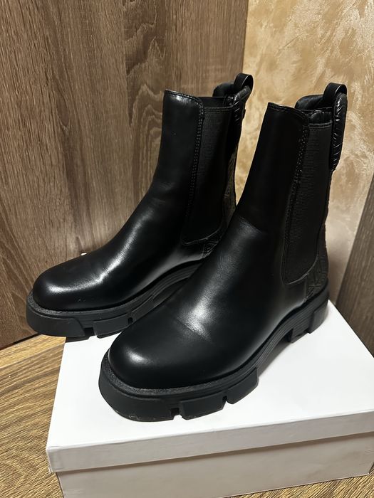 Нові черевики Guess