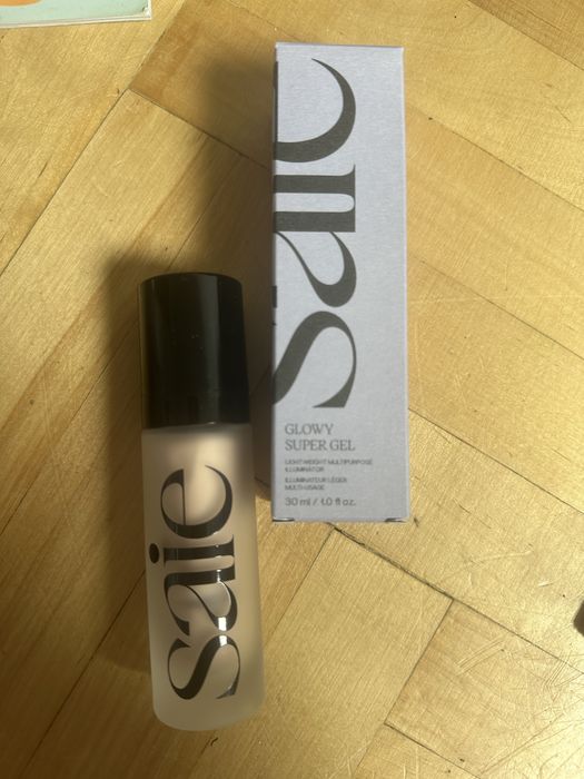 Saie Glowy Super Gel Dewy Highlighter – rozświetlacz w odcieniu warmglow