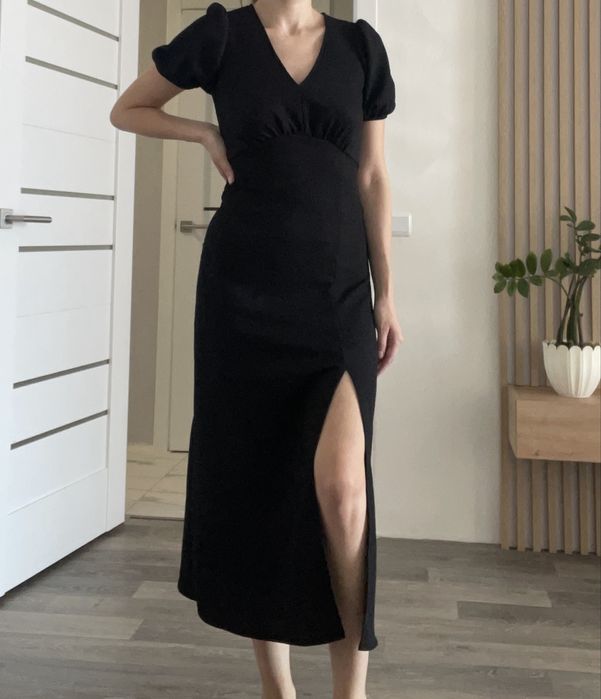 Сукня міді з розрізом