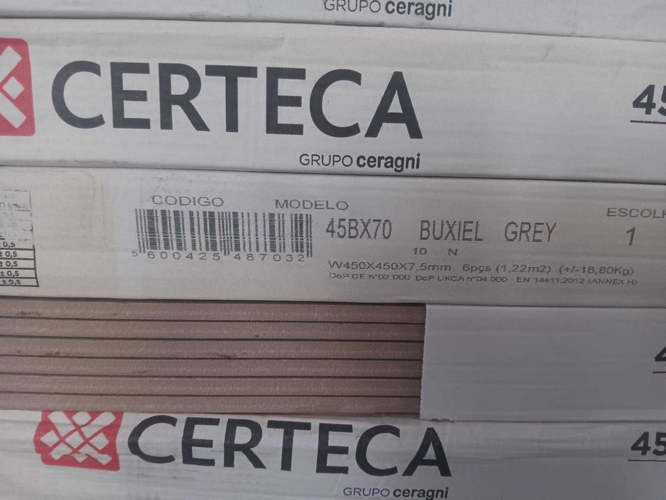 Pavimento Cerâmico 45X45 cinzento mate