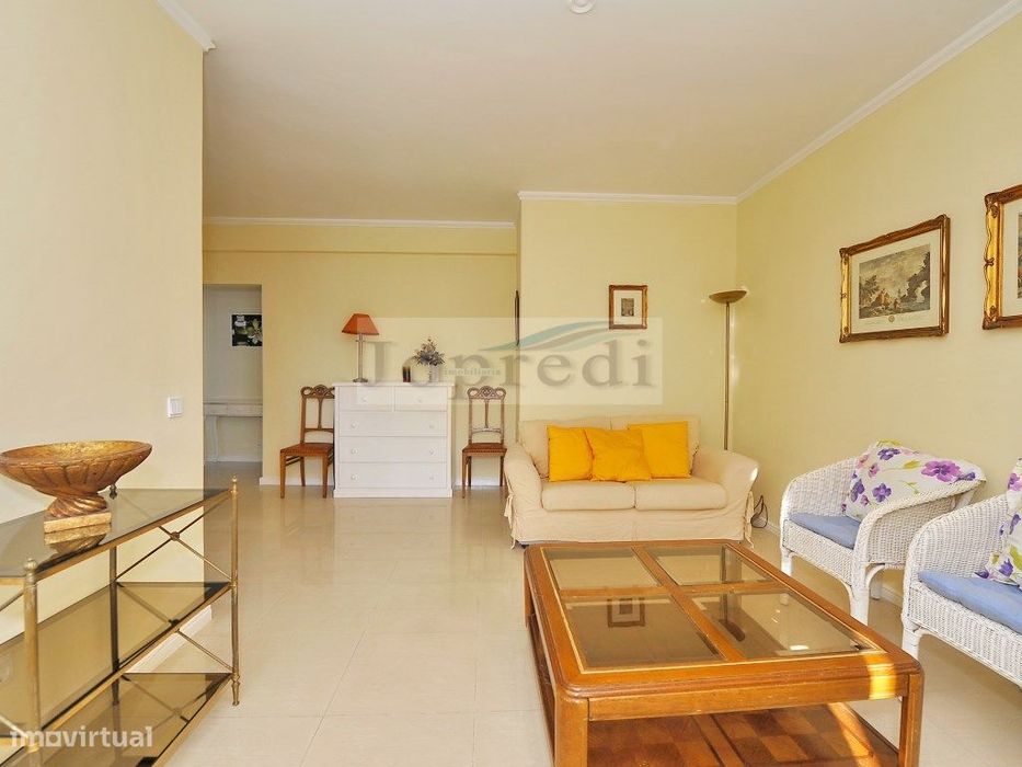 Apartamento T2 remodelado no centro de Carcavelos a escassos minuto...