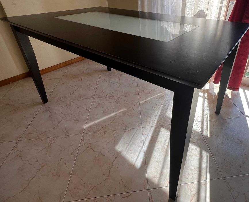 Mesa de jantar em wengué com bastante uso