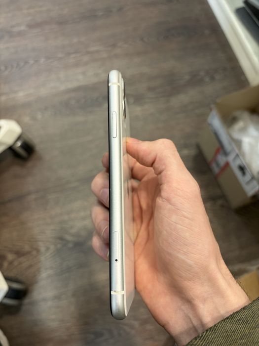 iPhone 11 64 White Sim Locked