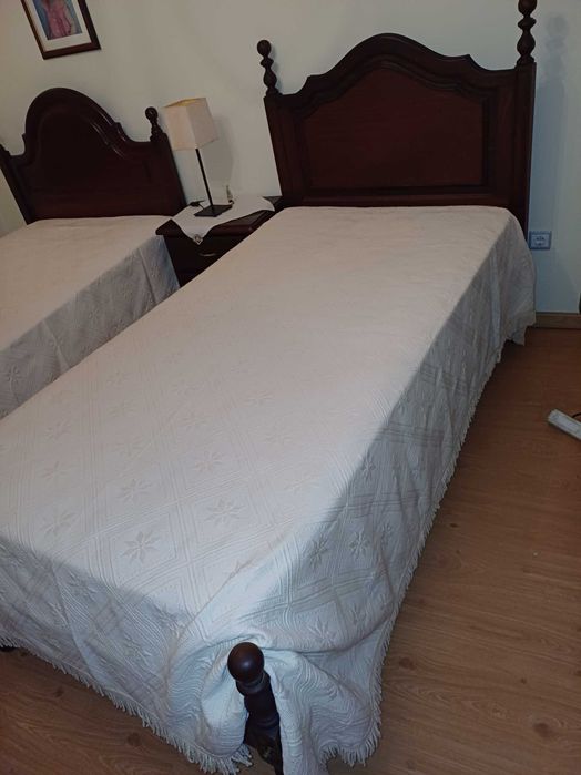 Duas camas solteiro com colchão e estrados.