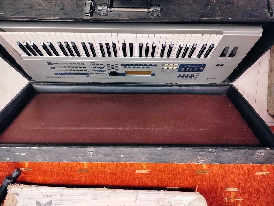 Yamaha MO6 i futerał drwniany