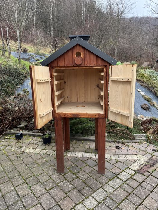 Wędzarnia drewniana - solidna na nogach - eleganckim daszkiem