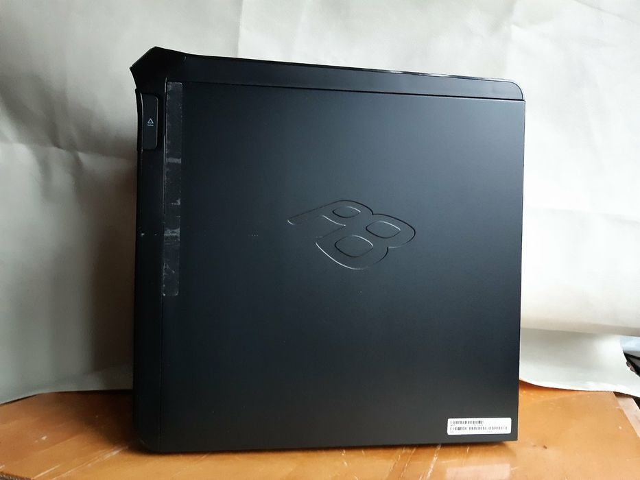 Комп'ютер з монітором та девайсами