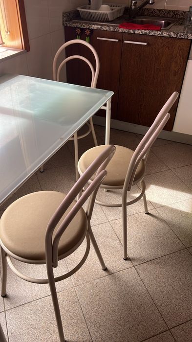 Conjunto de Mesa de Cozinha em Vidro e Metal + 4 Cadeiras Estofadas
