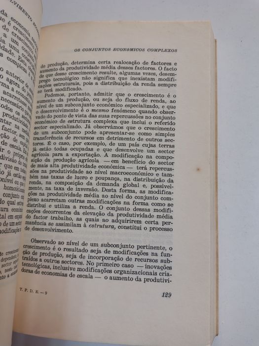 Teoria e Politica do Desenvolvimento Económico, de Celso Furtado