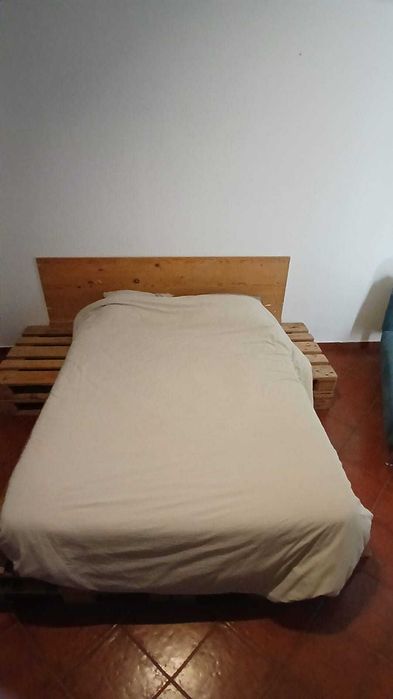 Cama de Paletes com Colchão de Casa