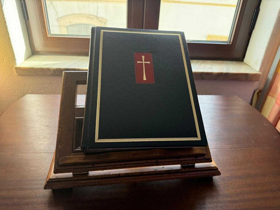 Bíblia Sagrada Nova Edição Papal com estante de madeira - conjunto vintage