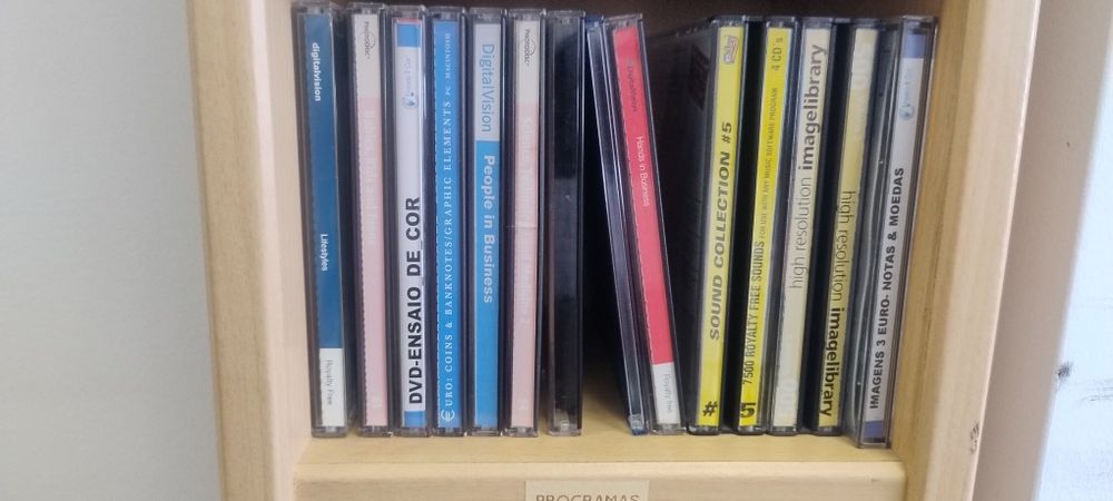 Dezenas de CDs ou DVD com imagens royaltyfree