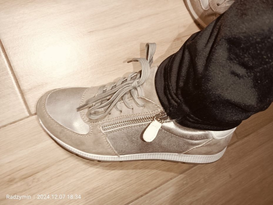 Nowe sportowe buty koloru szarego