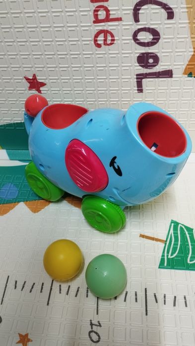 Elefante lança bolas