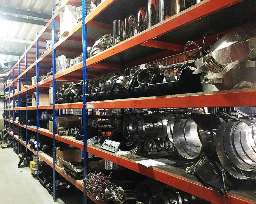 Mocne Trwałe Regały Metalowe Bezpieczne Eleganckie Uniwersalne