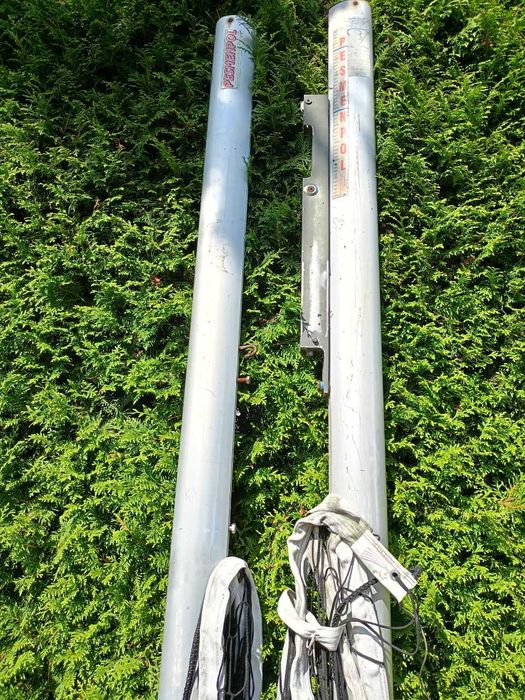 Siatkówka - słupki aluminiowe do piłki siatkowej z siatką (1 komplet) - 300,00 zł.