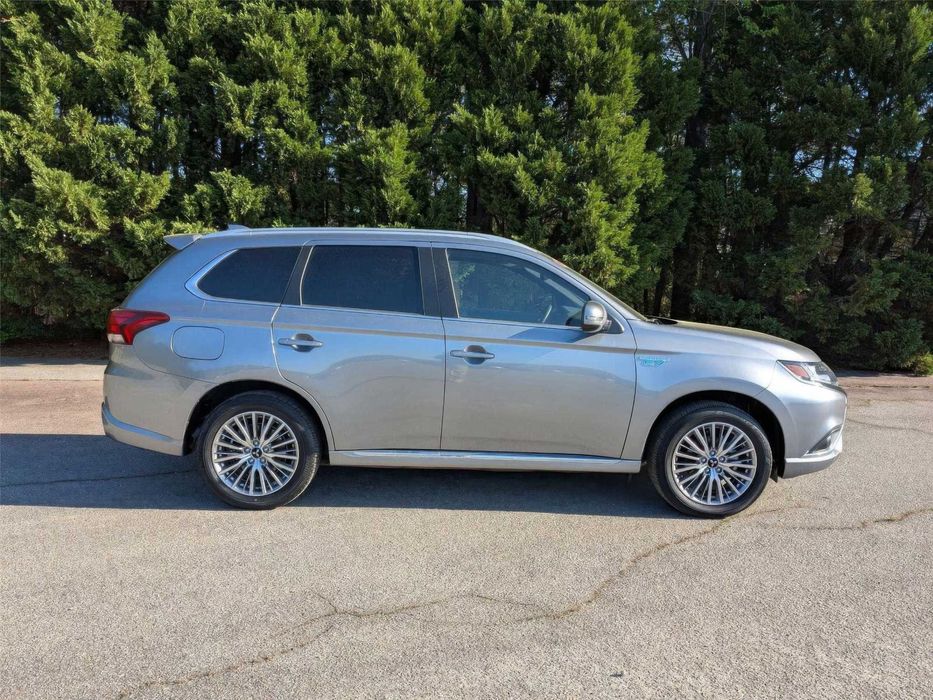 Mitsubishi Outlander Hybrid Plug-in SE      2020