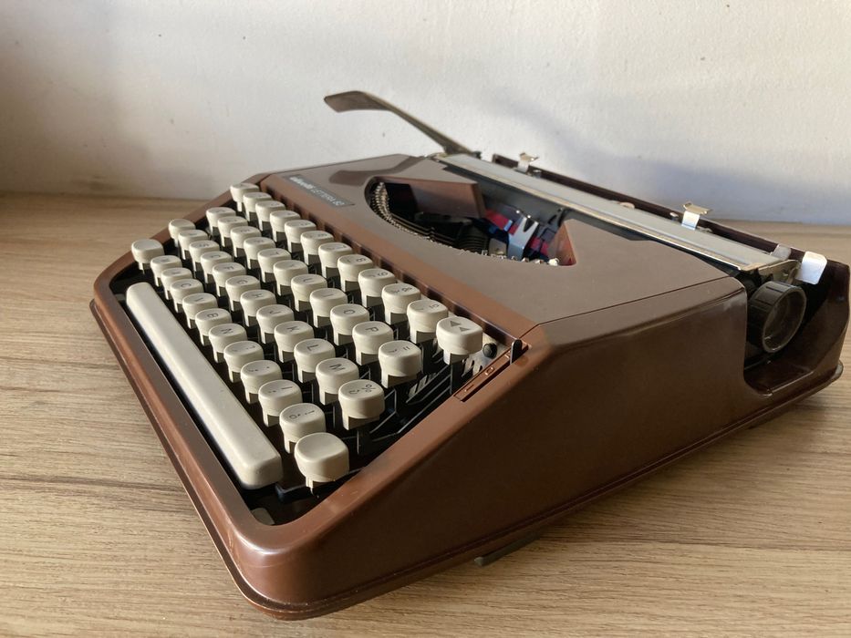 Máquina de escrever  **  Olivetti 82