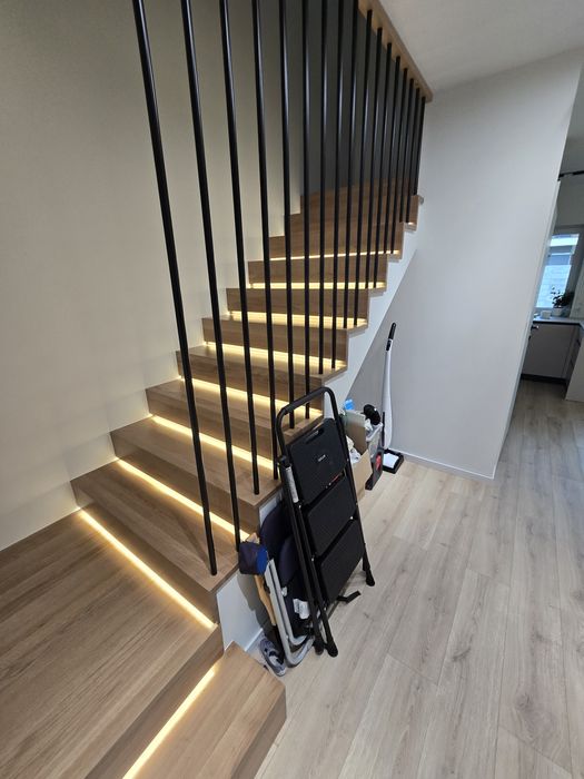 Schody dywanowe drewniane