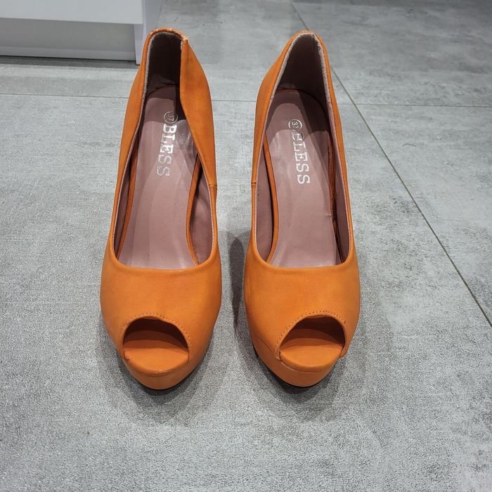 Buty na obcasie .