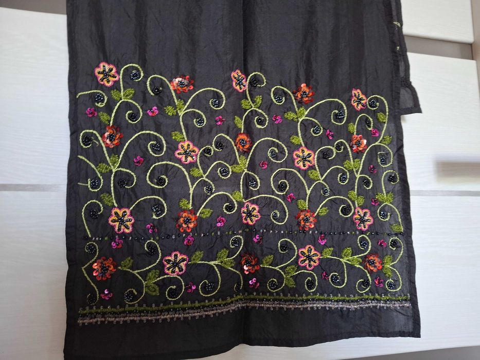 100 % silk Czarny jedwabny biżuteryjny szal apaszka haftowany