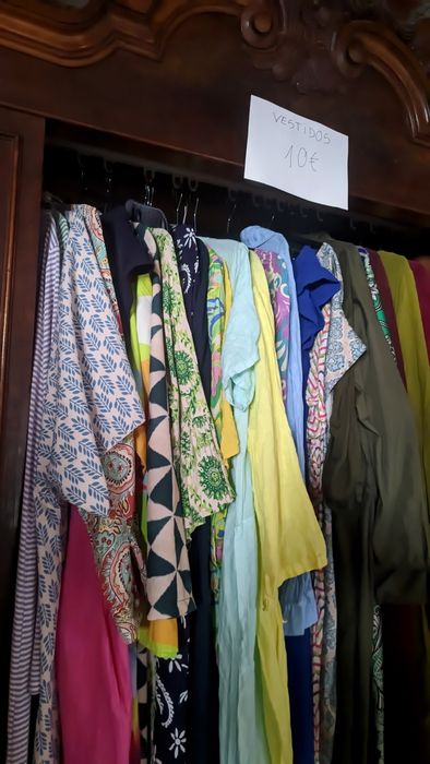 Móveis e peças de decoração antigas