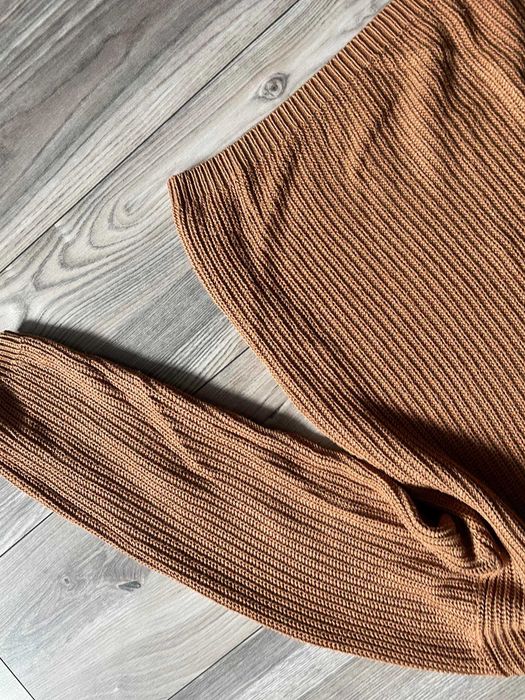 Lekki sweterek z dekoltem w serek