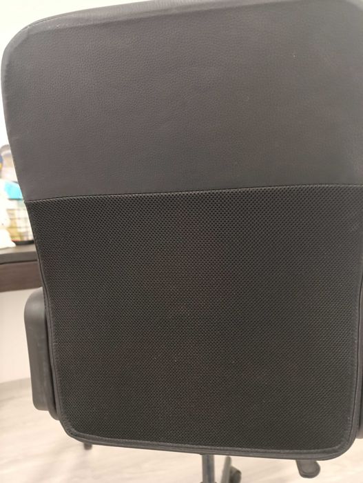 Cadeira preta rotativa