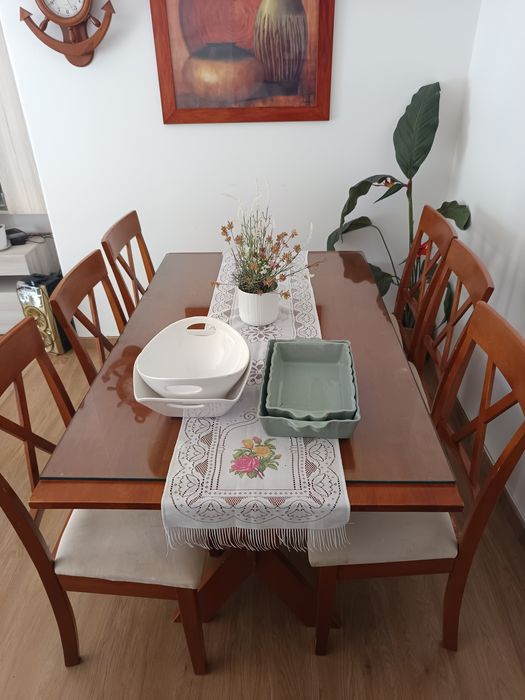 vendo uma mesa com 6 cadeiras