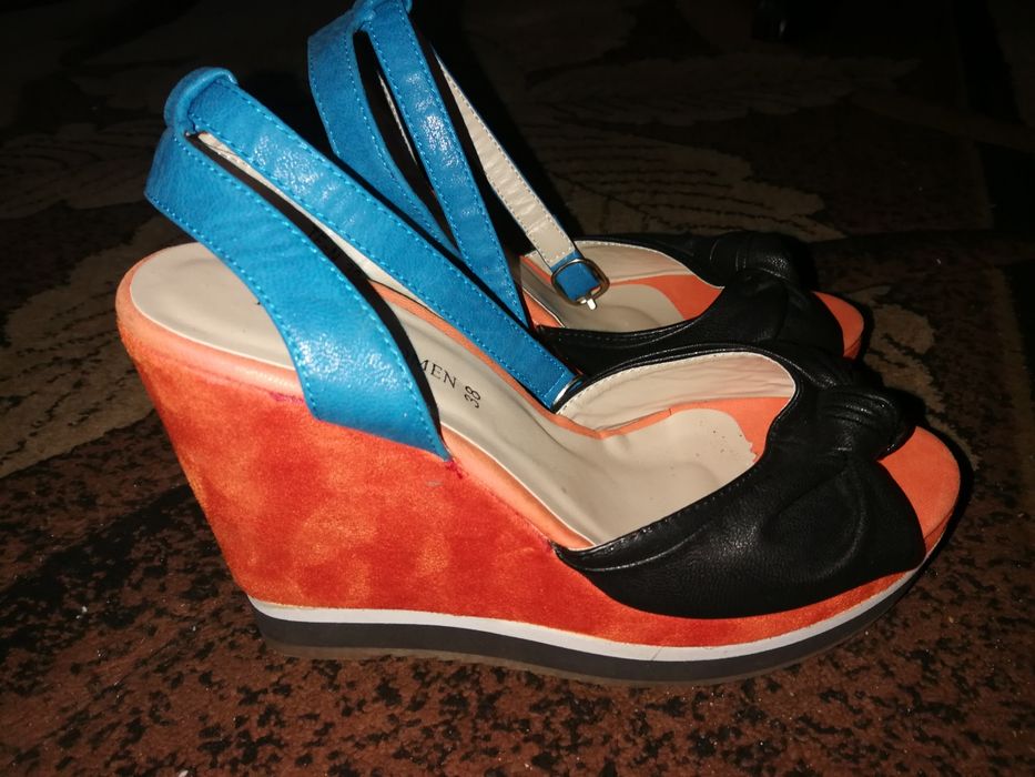Buty damskie na koturnie nr. 38