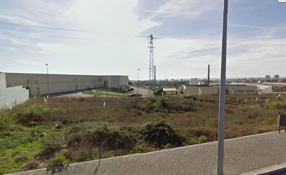 Terreno para moradia de 4 frentes em Vila do Conde