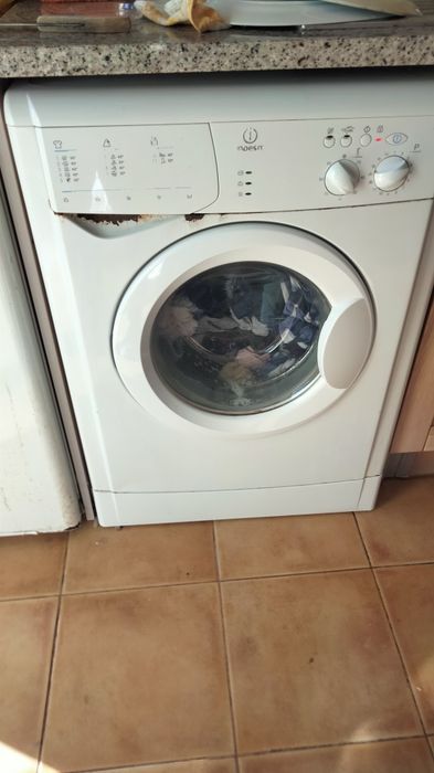 Máquina lavar e frigorífico