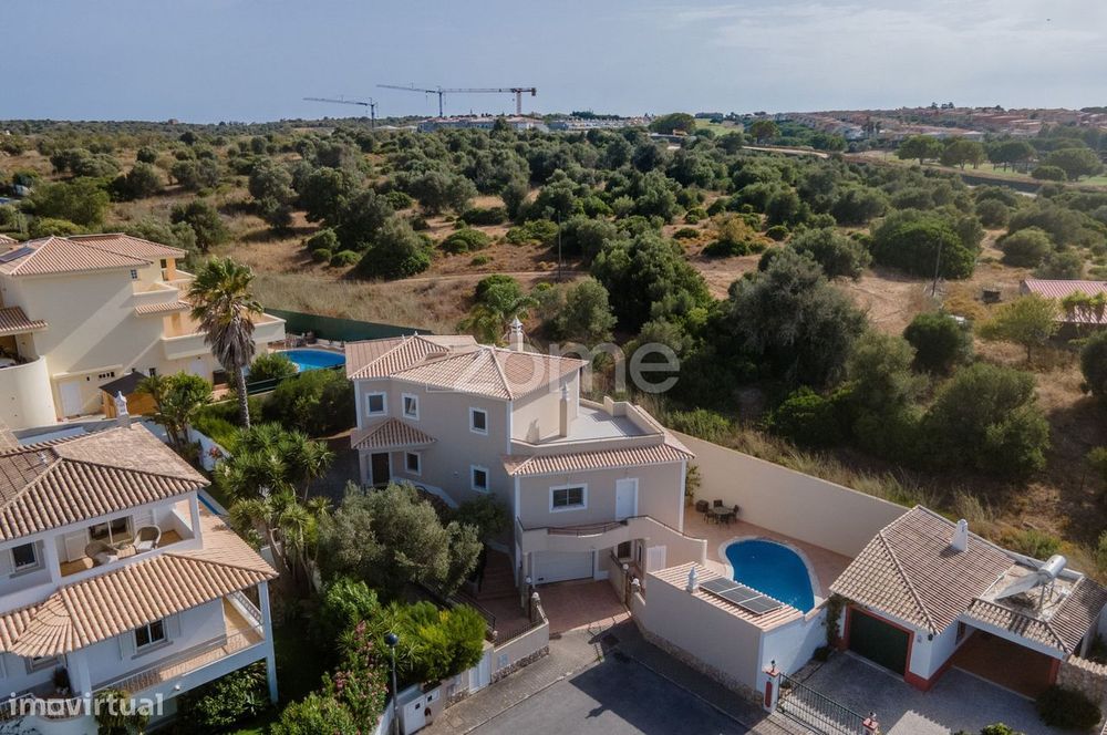 Moradia T3+1 com Piscina, Garagem e Vista Golf