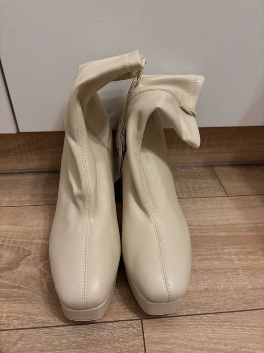 Nowe Kozaki - Stradivarius - 40 - beżowe