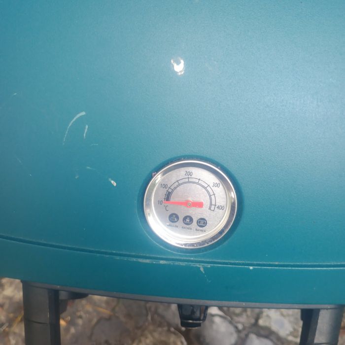 Grill turystyczny z możliwością gotowania.