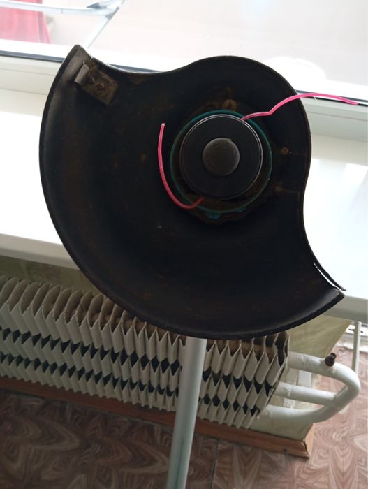 Электротриммер KLEVER 1000 Вт, рабочий б/у