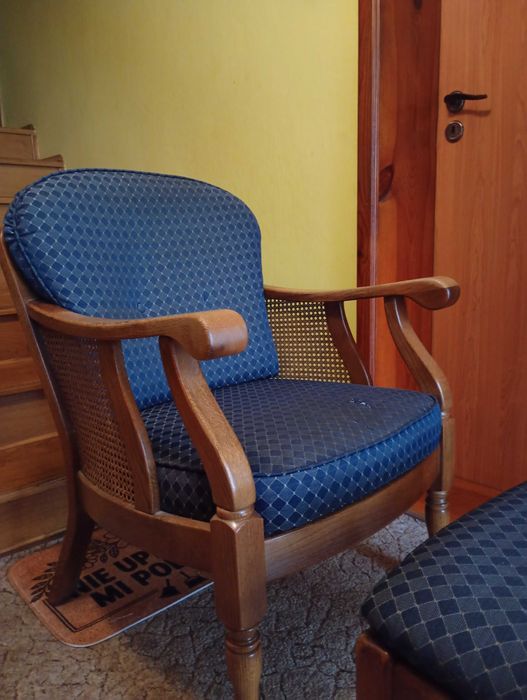 Stylowy fotel z podnóżkiem
