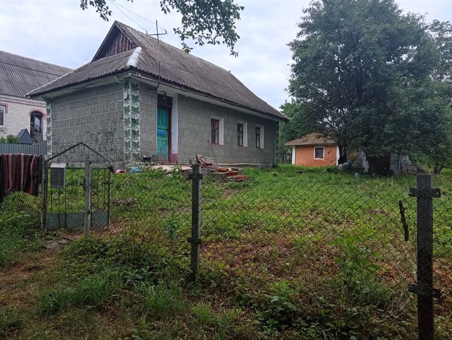Продам хату в житловому стані з земельною ділянкою