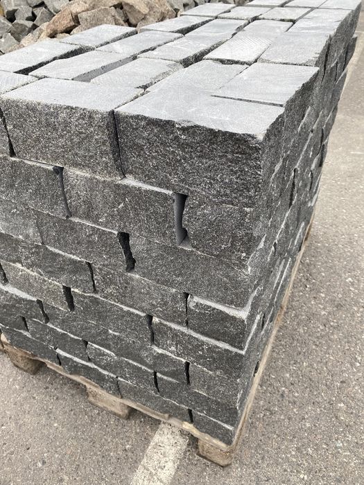 Бруківка Габро 200х100х100 колото-пиляна поліпшення вищого гатунку