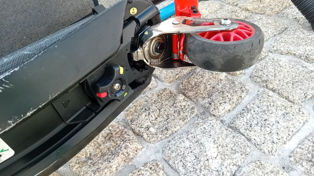 Trotinete vermelha com modo drift