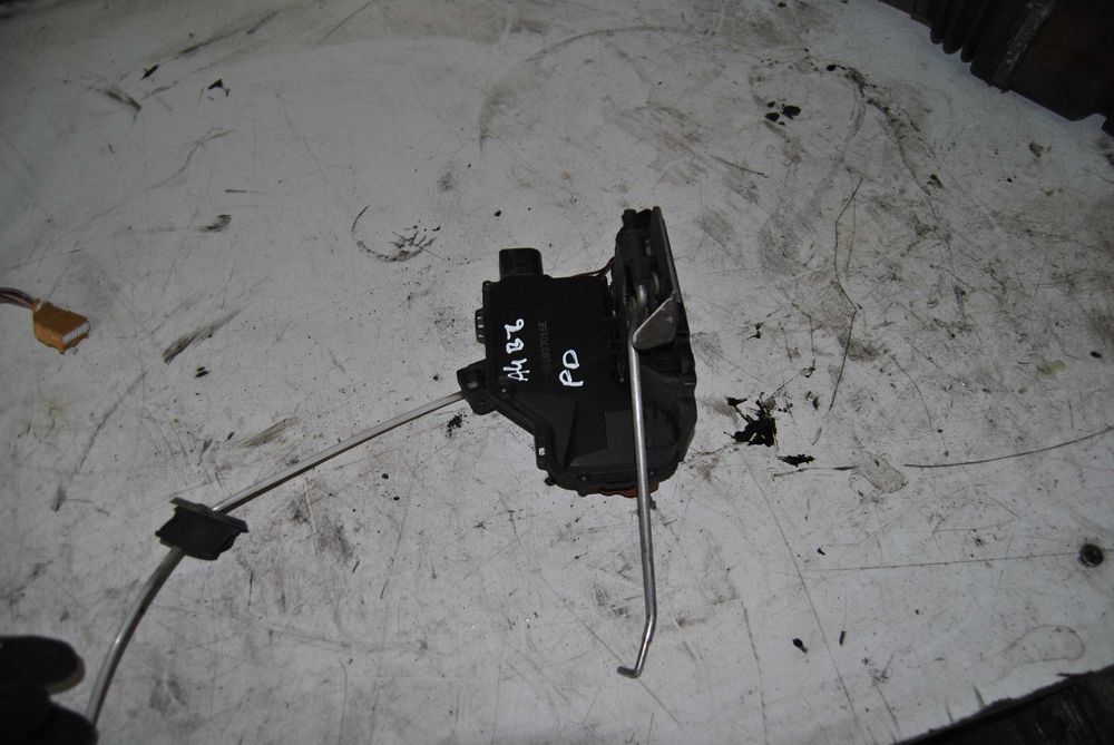 Zamek drzwi Audi A4 B6 1.9 TDi