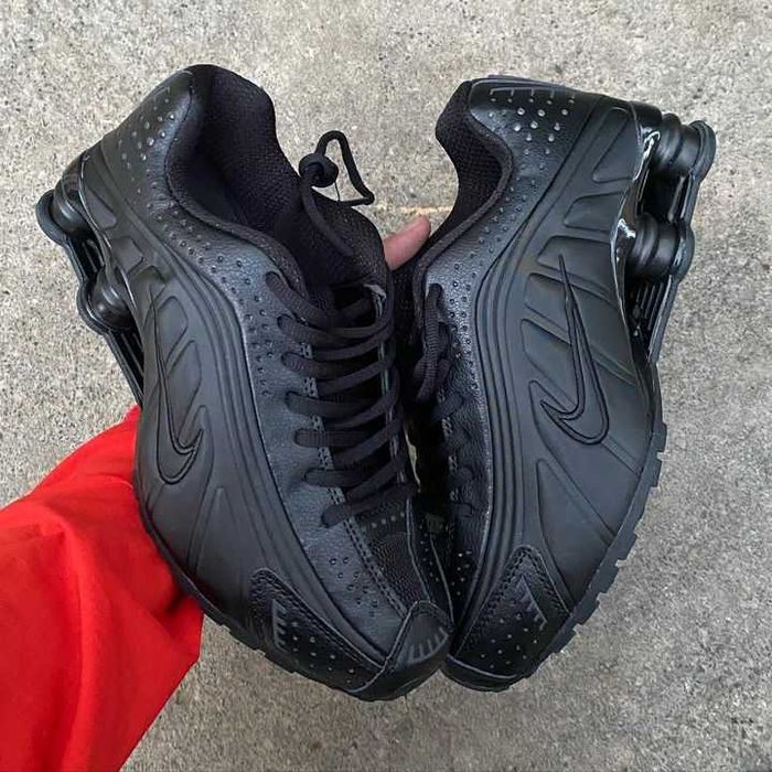 Nike Shox R4 Black e Dourado