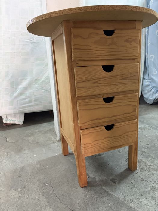 Mesa de Apoio em Madeira com 4 Gavetas