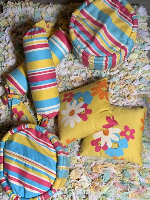 Conjunto puf almofadas e rolos quarto de menina