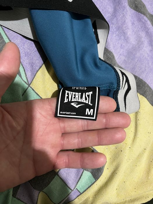 Продам женский топик фирмы EVERLAST