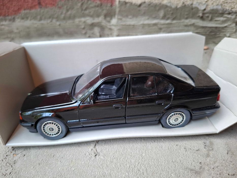 BMW 535i E34 Schabak 1:24 model samochodu