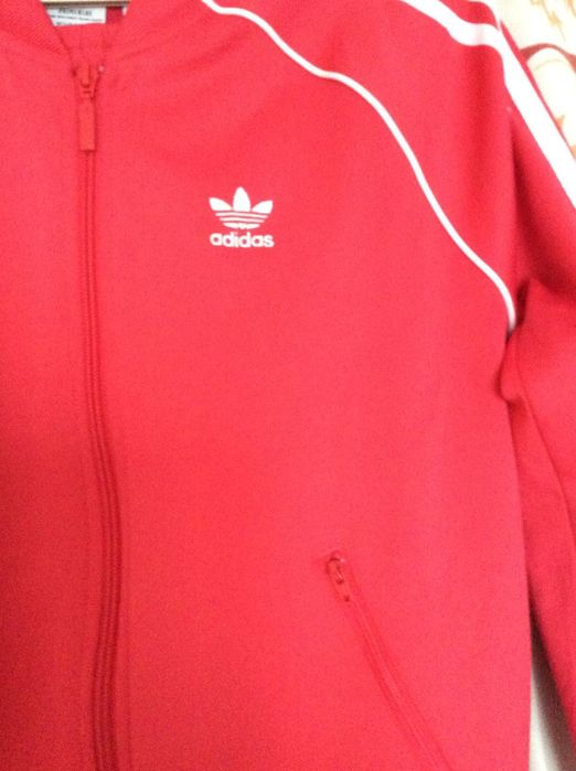 Спортивный костюм для девушки Адидас.