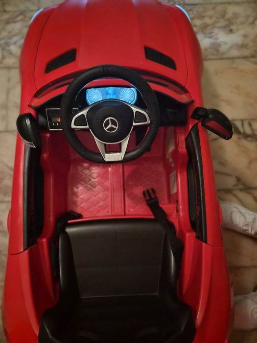 Carro Mercedes AMG com comando-criança