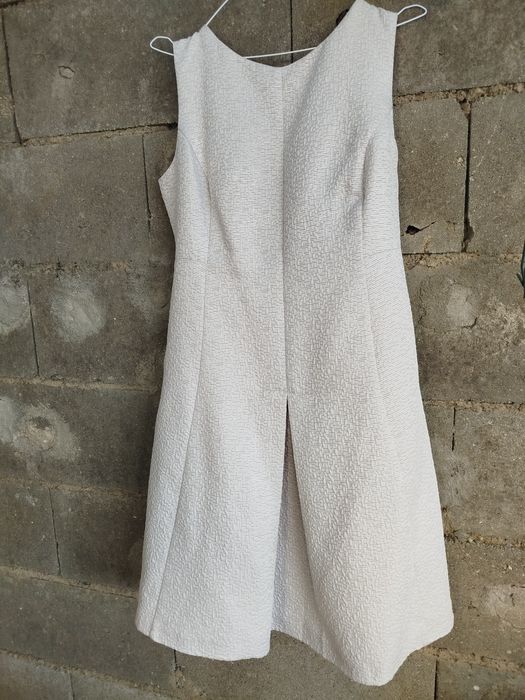 Vestido cinza claro com brilho.