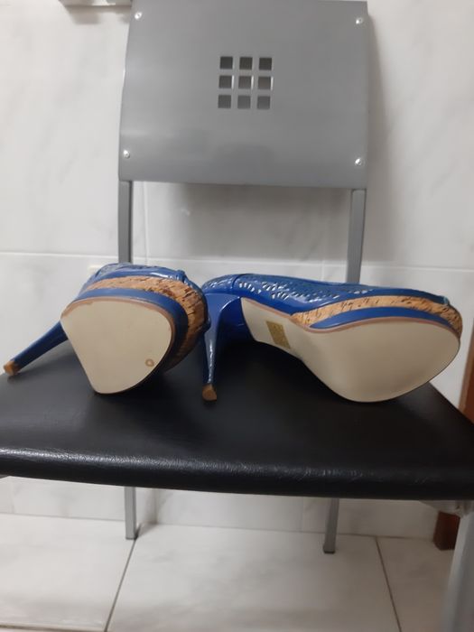 Vendo um par de sapatos